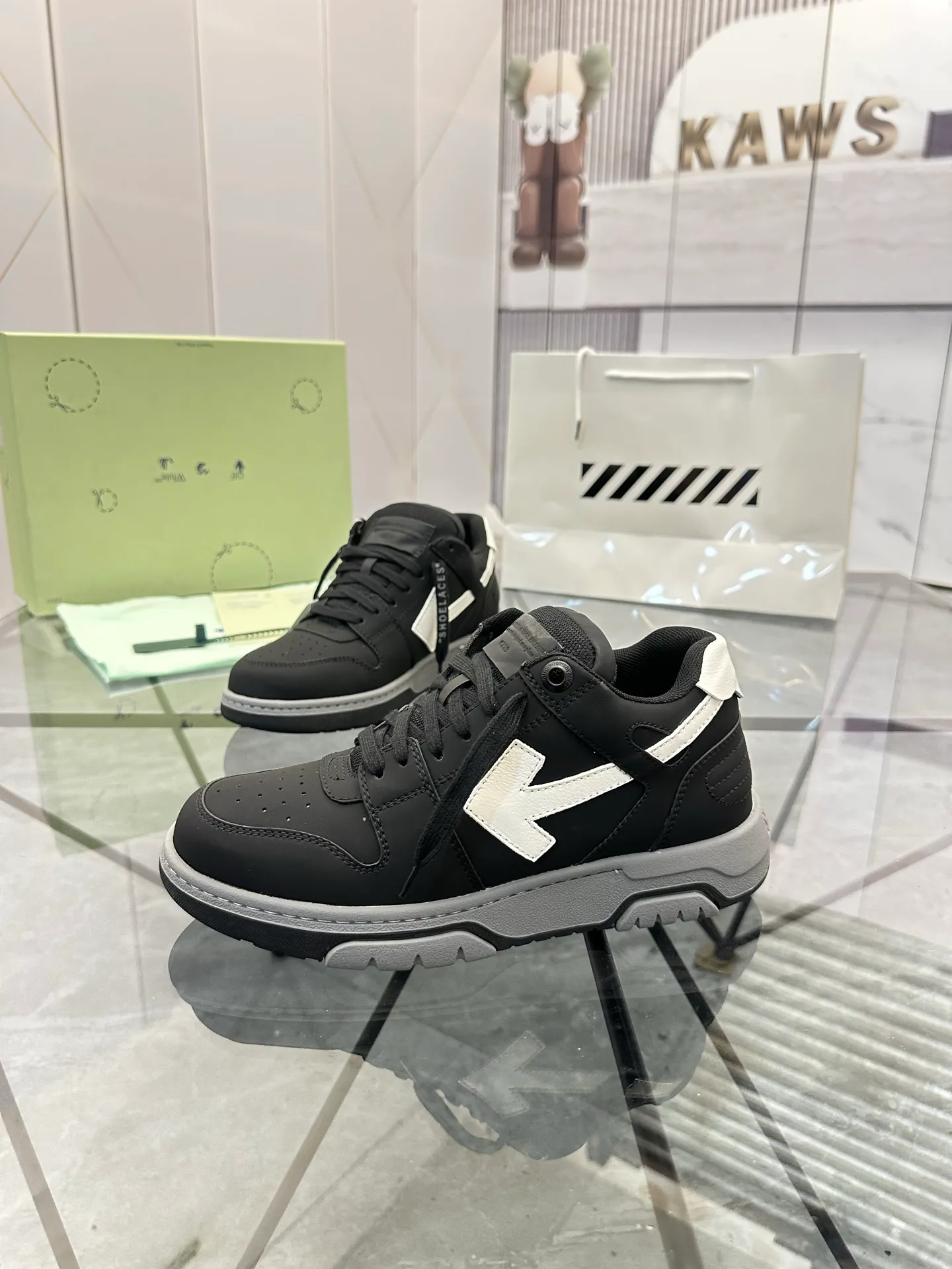 Selling men's shoes 💰: 💰P560¥ High-end top quality (leather buckle plus 10) Product trademark: OFF WHITE * "OFF WHITE*" low-top casual shoes Regular size: 35-45 (can be customized to 46) Couple style Product material: imported first-layer cowhide leather upper, breathable lining, original outsole. No.: H203